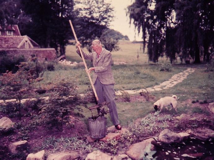 30张罕见晚清照:女子躺炕上欲仙欲死,骑跨在男子头上的洋人女子