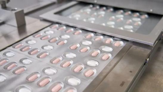 奥密克戎克星？首个口服药获批，药房可买回家自服