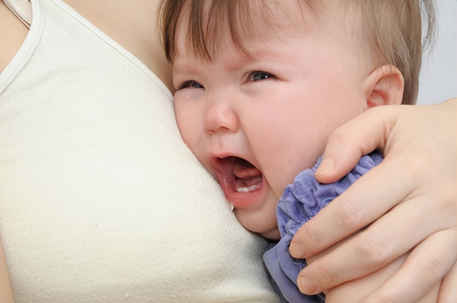 新手爸妈课堂：发现婴儿喜欢啃手指，两件事少做，很快度过口欲期
