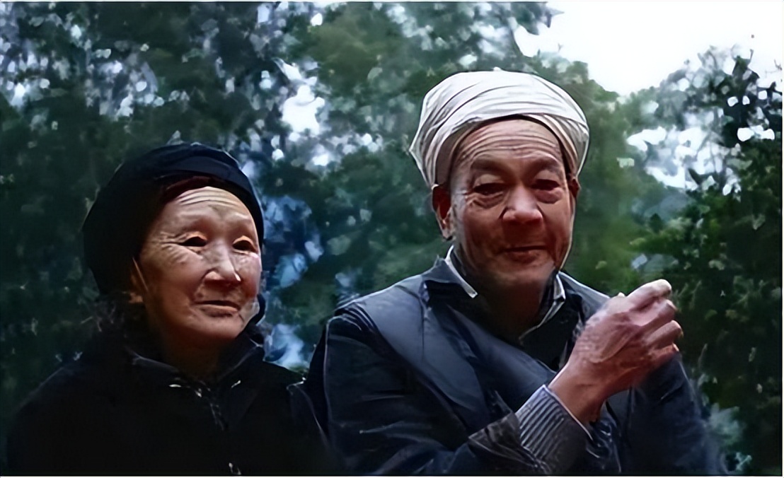 那个带着妻子隐居山林，徒手凿出爱情天梯的男人，已经去世15年了