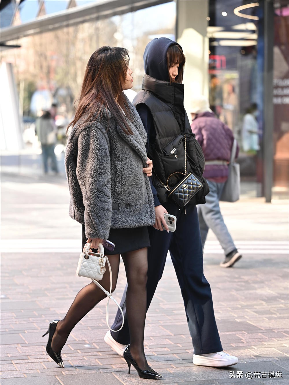 袜靴粗高跟鞋怎么搭配,夏天黑色短丝袜日常搭配高跟鞋