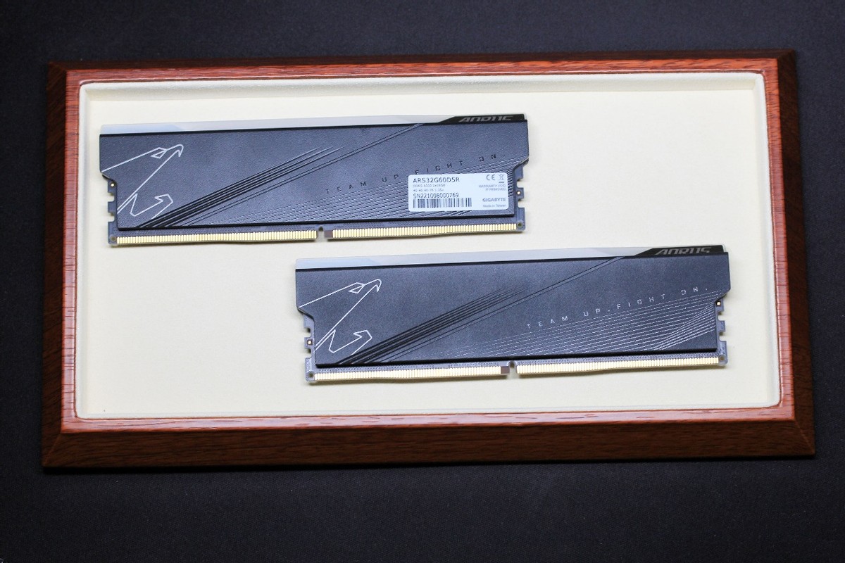 面向高端玩家、可一键超频至6400的技嘉AORUSRGBDDR56000内存条