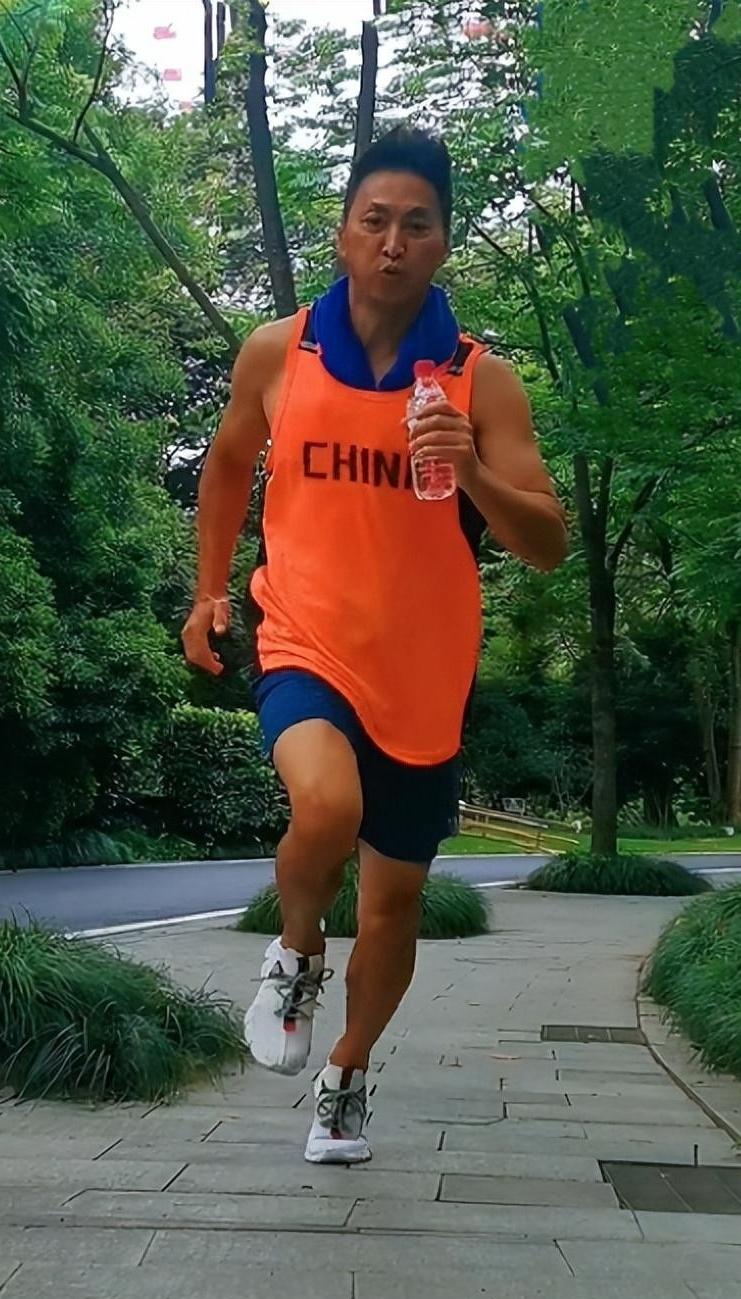 展昭何家劲至今单身,展昭何家劲为啥退出演艺圈