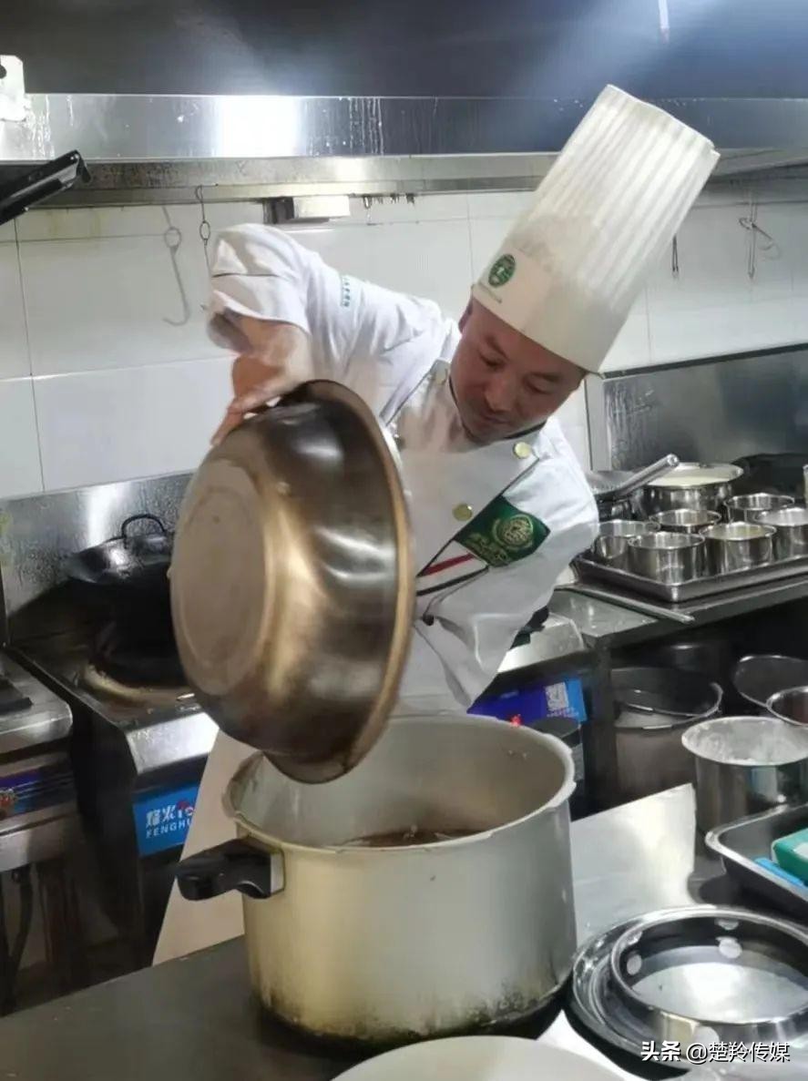 山里娃成为＂中国名厨＂，做公益十余载誓将“襄阳宴”推向世界