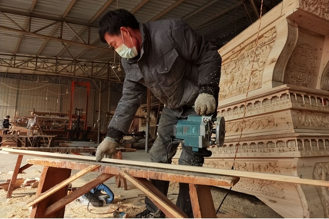 农民老木工做棺材视频,山西农民大哥做棺材