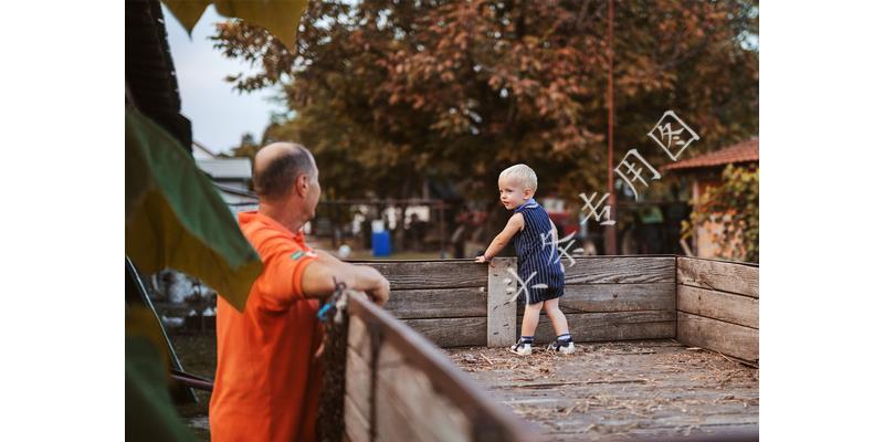年年过生日女儿都迟到,今年我去接她,到门口后我愣了,默默离开
