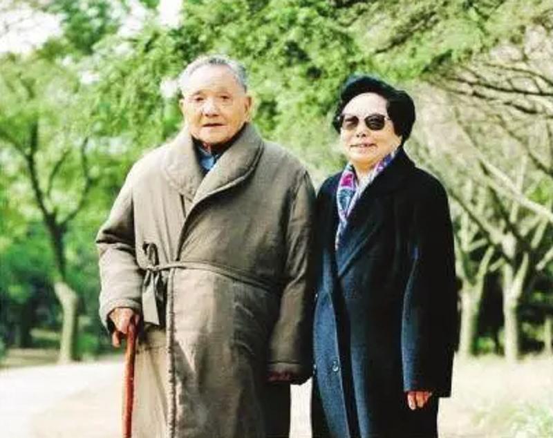 1997年*小平邓**逝世，卓琳含泪致信江*民泽**：小平临终前交代4个嘱托