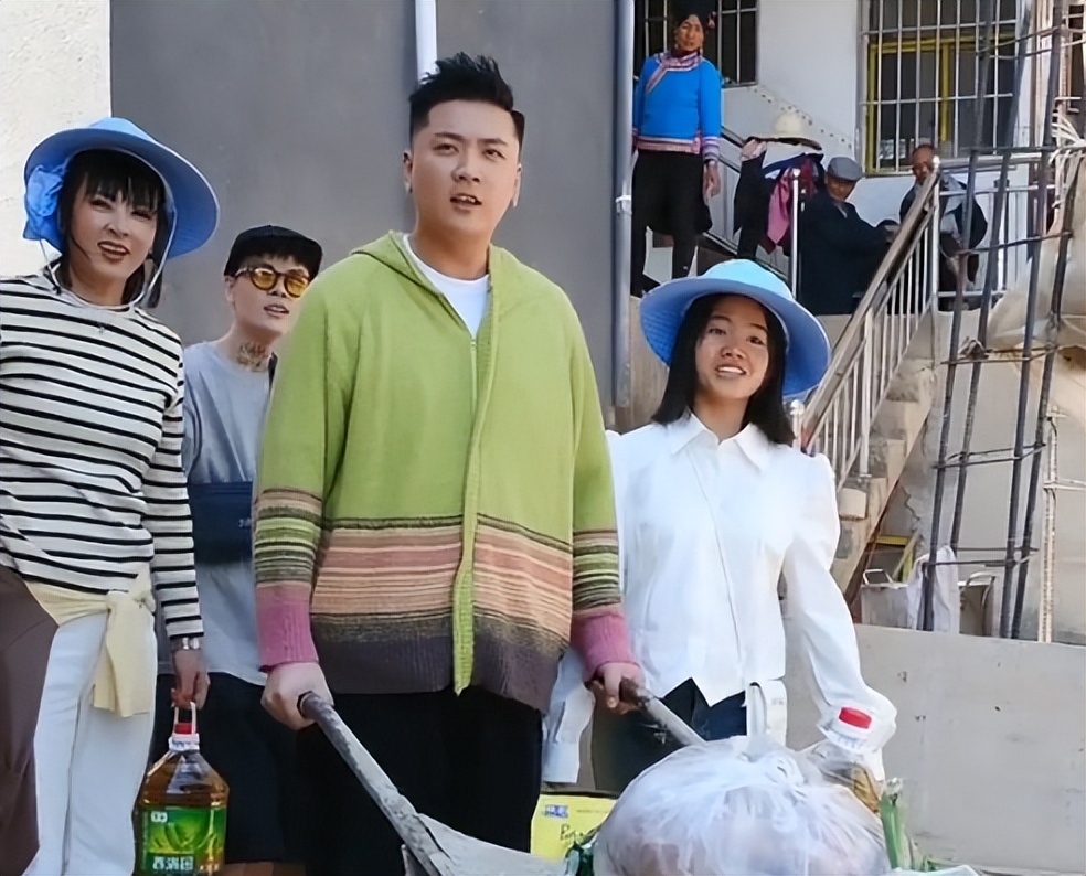 鏉庡嫆浼樻斁鏆戝亣宕旀檵甯﹀厔寮熷紑璞溅,鏉庡嫆浼樺磾鏅嬩竴瀹朵汉杩樻媿浜嗗叏瀹剁