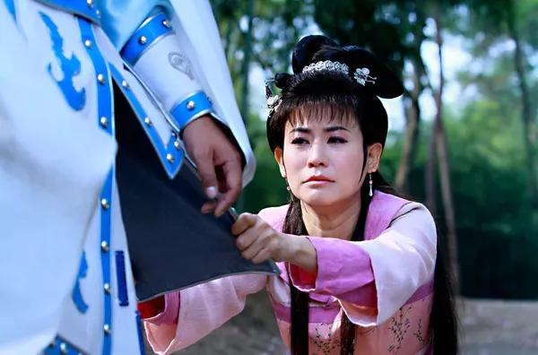 前脚吹“绝色美人”，后脚就被配角狠狠艳压，这些女明星图啥啊