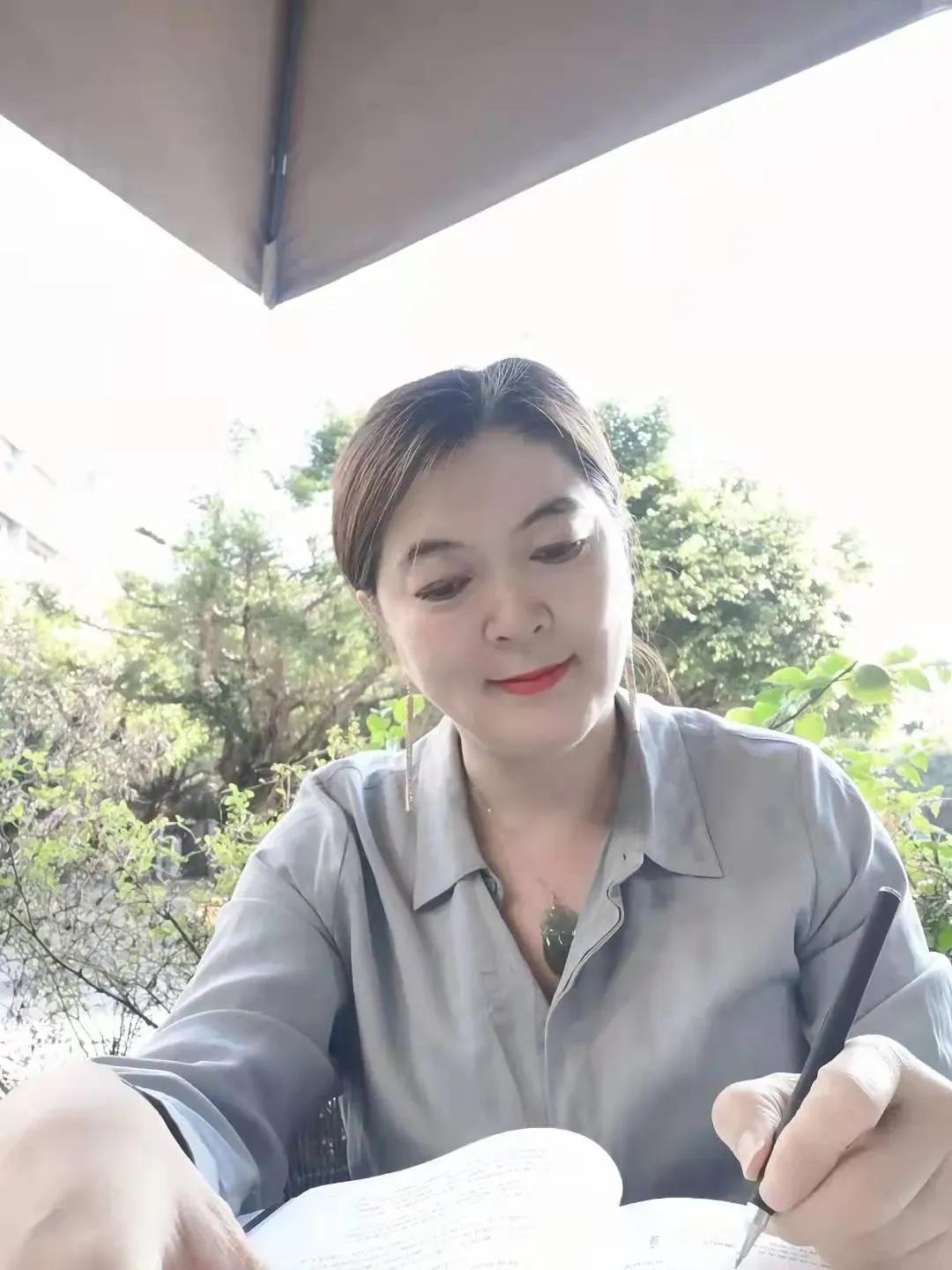 做一个风华正茂的女人,做一个知性美丽又魅力的优雅女人