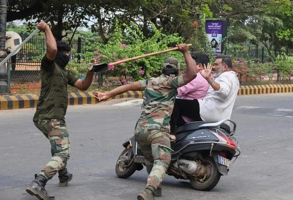 印度警察硬核执法现象,印度警察木棍执法反被反击