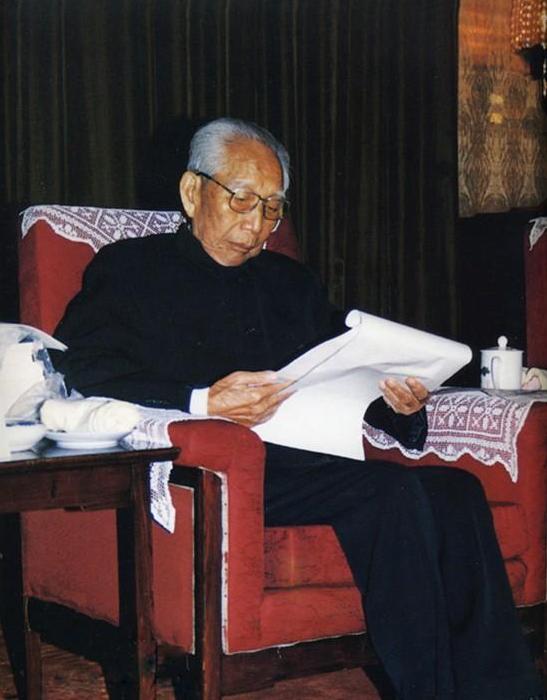 59年*震王**称彭德怀为民族英雄，毛主席得知后说：*震王**不落井下石