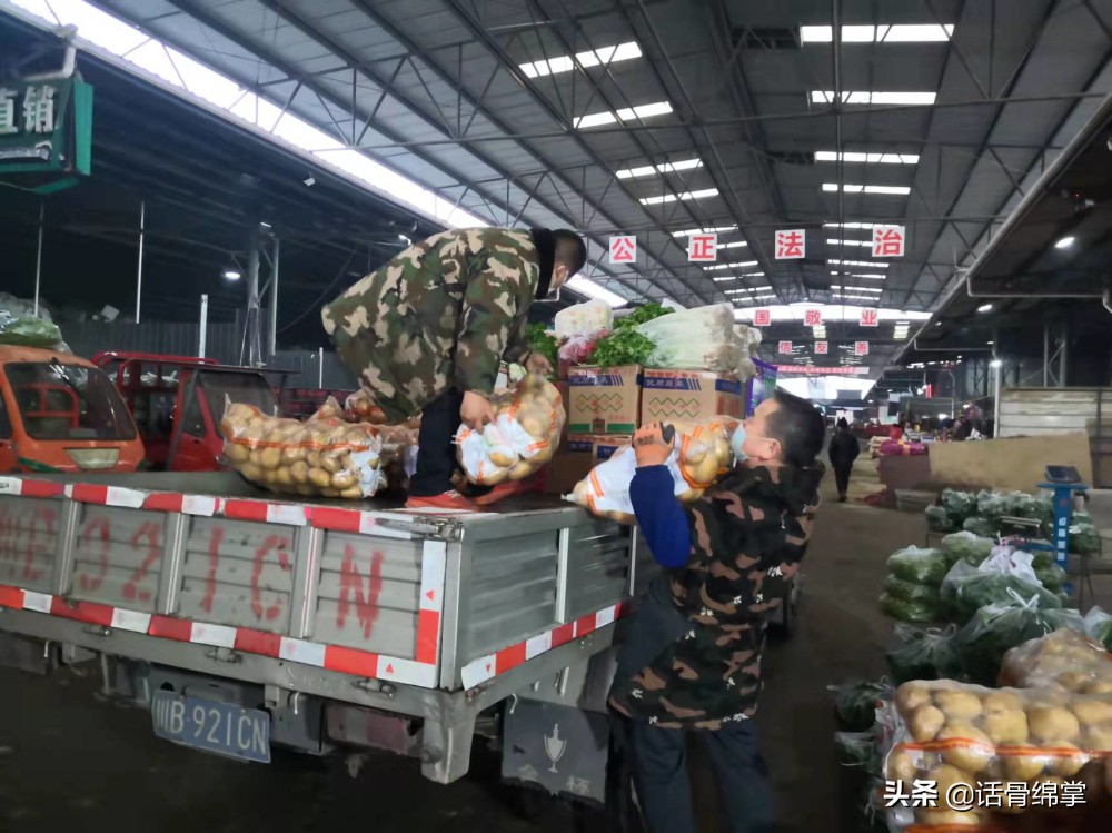 @绵阳市民,过春节不用愁,菜篮子、果盘子满满的