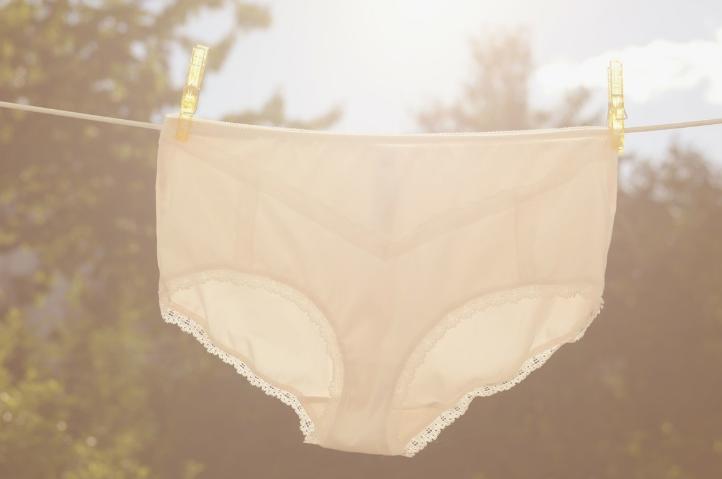 女性女裤有黄尿渍正常吗,女性裤头上带有褐色血渍什么原因