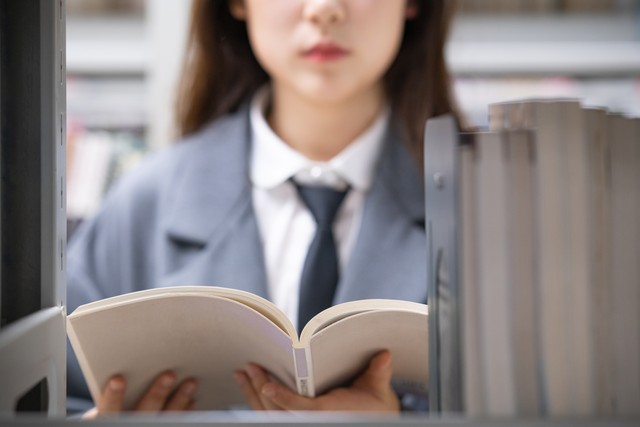 尽管是假新闻，评论区的留言却值得令人深思：是谁对大学生不满？