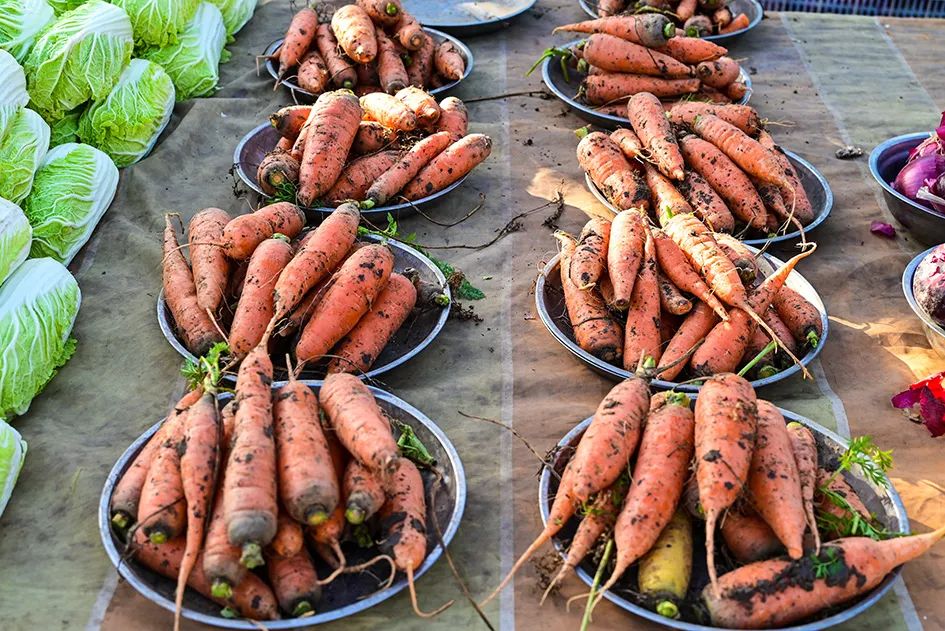 西山脚下的早市,闲逛最具人间烟火气的早市