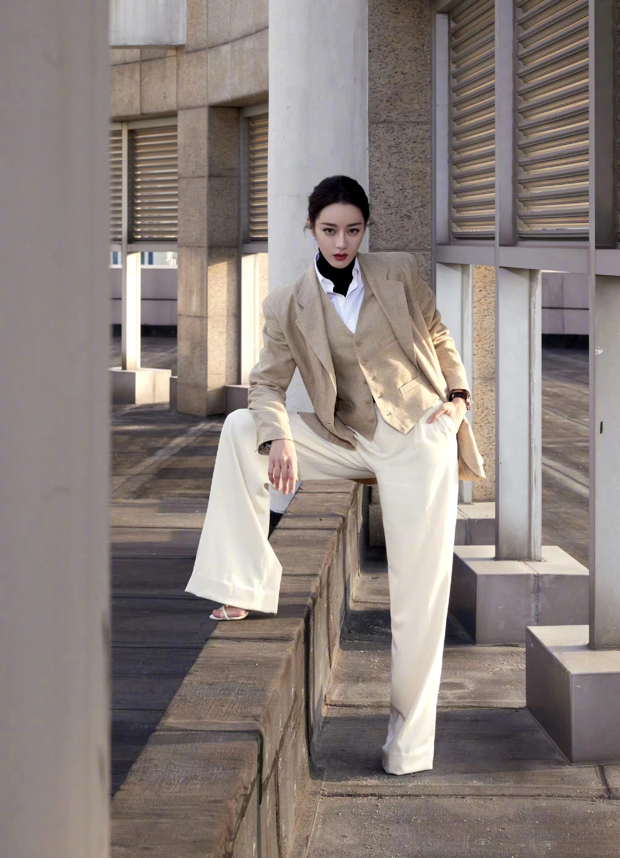 迪丽热巴女霸总造型上线，穿素色西装搭阔腿裤，酷飒又有型！