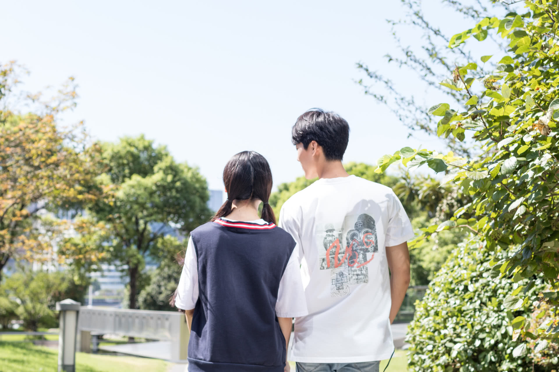 小男孩路边捡到一只小黄狗,男子捡到一只小黄狗自带笑脸