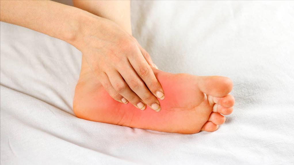 小孩脚底板磨出茧子走路特别疼,脚底板爱进风什么原因