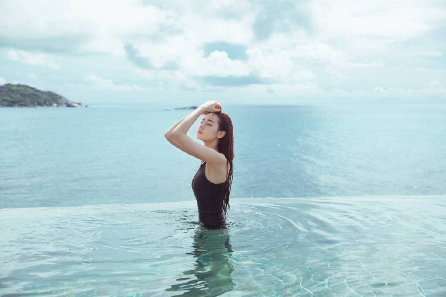 女明星晒泳装照引质疑,明星泳装照引热议