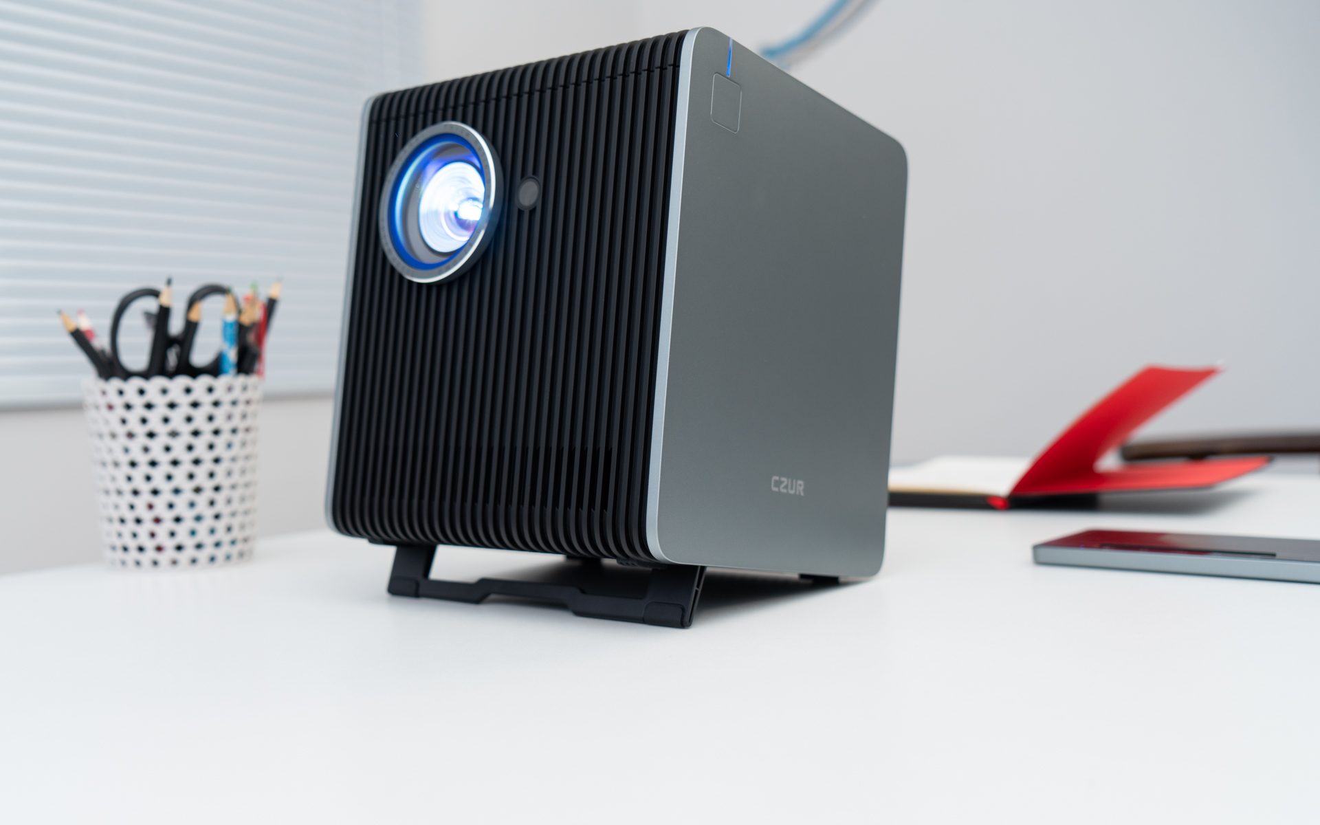 会议投影仪设备开机,会议智能投影机测评