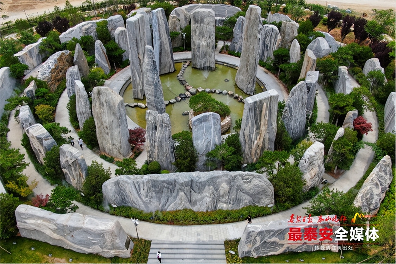 泰山石敢当文化园成*安泰**文旅“新名片”开园首日吸引众多游客“打卡”