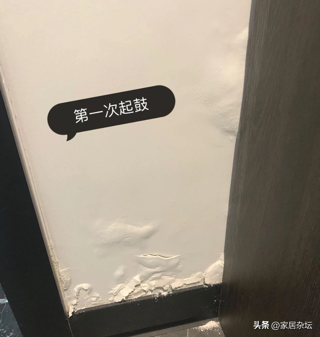卫生间门口墙面返潮,刚装修不久卫生间门口返潮