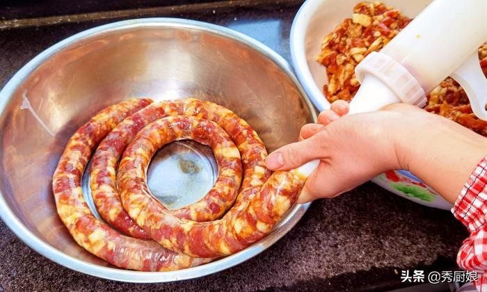 灌好的香肠，最忌直接晒，牢记6个技巧，腊肠鲜香入味，好吃不腥