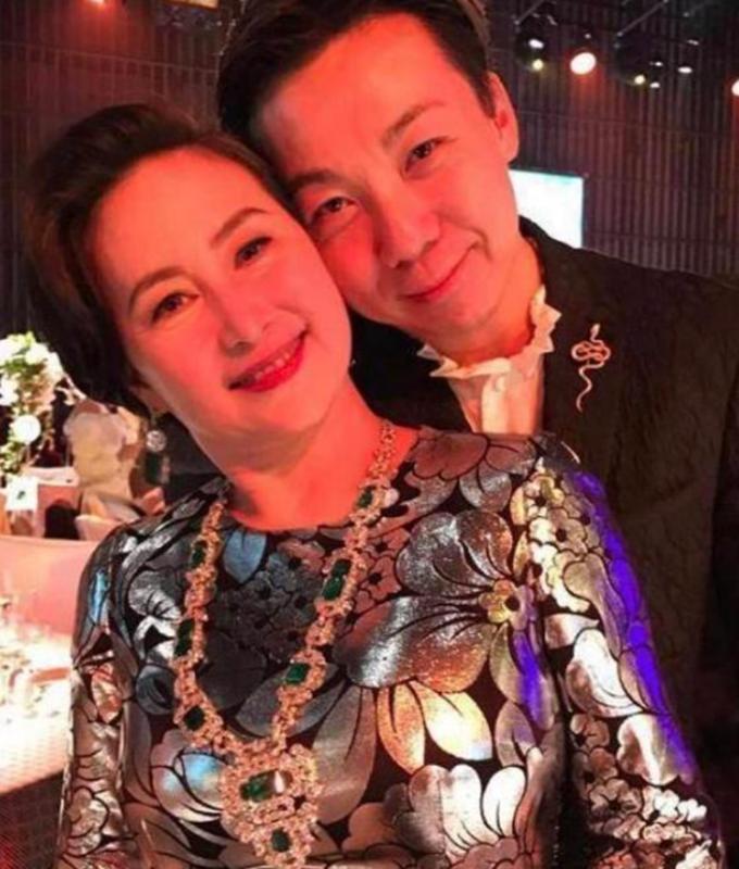 何超琼连续3年为异性好友庆生，打扮靓丽红光满面，两人深交30年