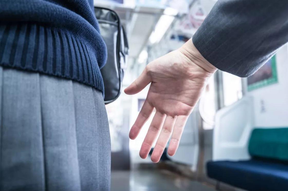 日本痴汉*拍偷**女生裙底刚被放,欲切腹自杀又被抓:违反铳刀法