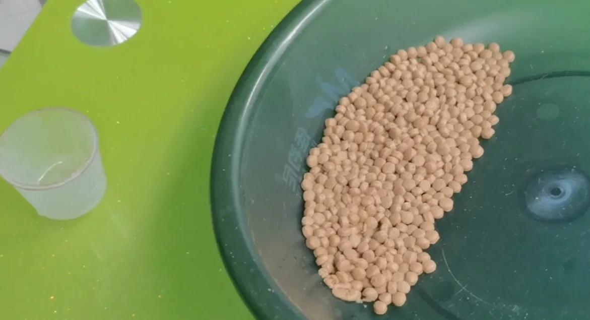 浮水鱼饲料哪种型号好钓鱼,浮水鱼饲料加水化开后会沉底吗