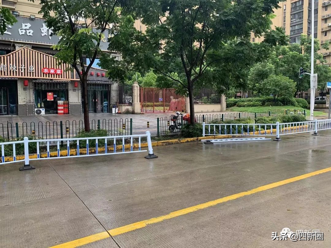 四新街芳草东路交通护栏被人为破坏，十里铺小学有改扩建计划
