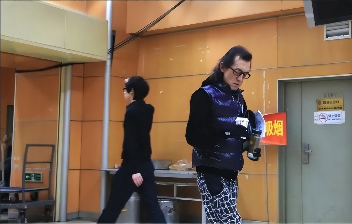 李咏妻子哈文家庭背景显赫,李咏去世后他的妻子哈文怎么样了