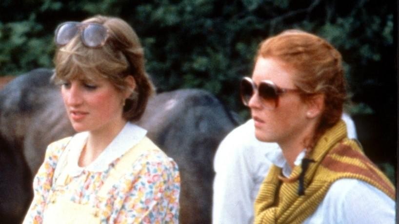 女王前儿媳：因沙滩艳照被逼离婚，利用王室敛财，手段比梅根高明