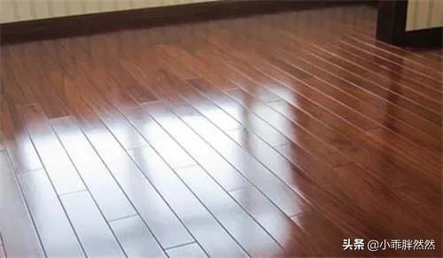 女子发现地板多处开裂,怪事家中地板开裂