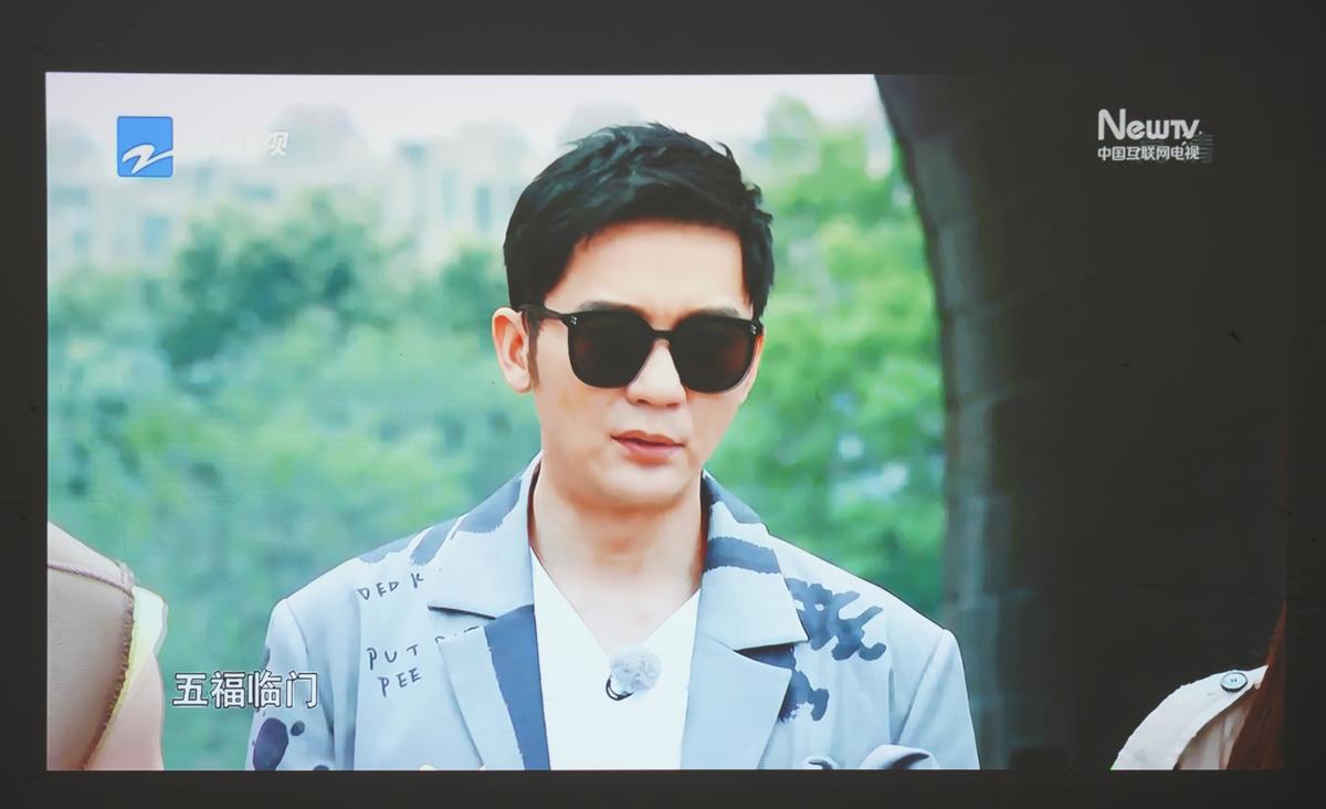 外地打工有必要买投影仪,外地打工买个电视机还是平板电脑