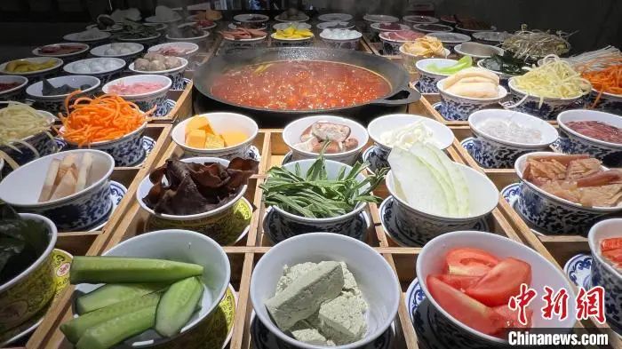 气温逐步降低冬季羽绒服迎来热销,寒冬来袭你准备好羽绒服了吗