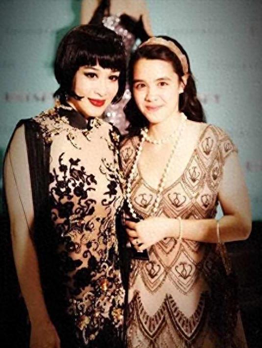 尺度满了！钟丽缇大女儿当众脱内衣裤，现场照片被泄露遭批评！