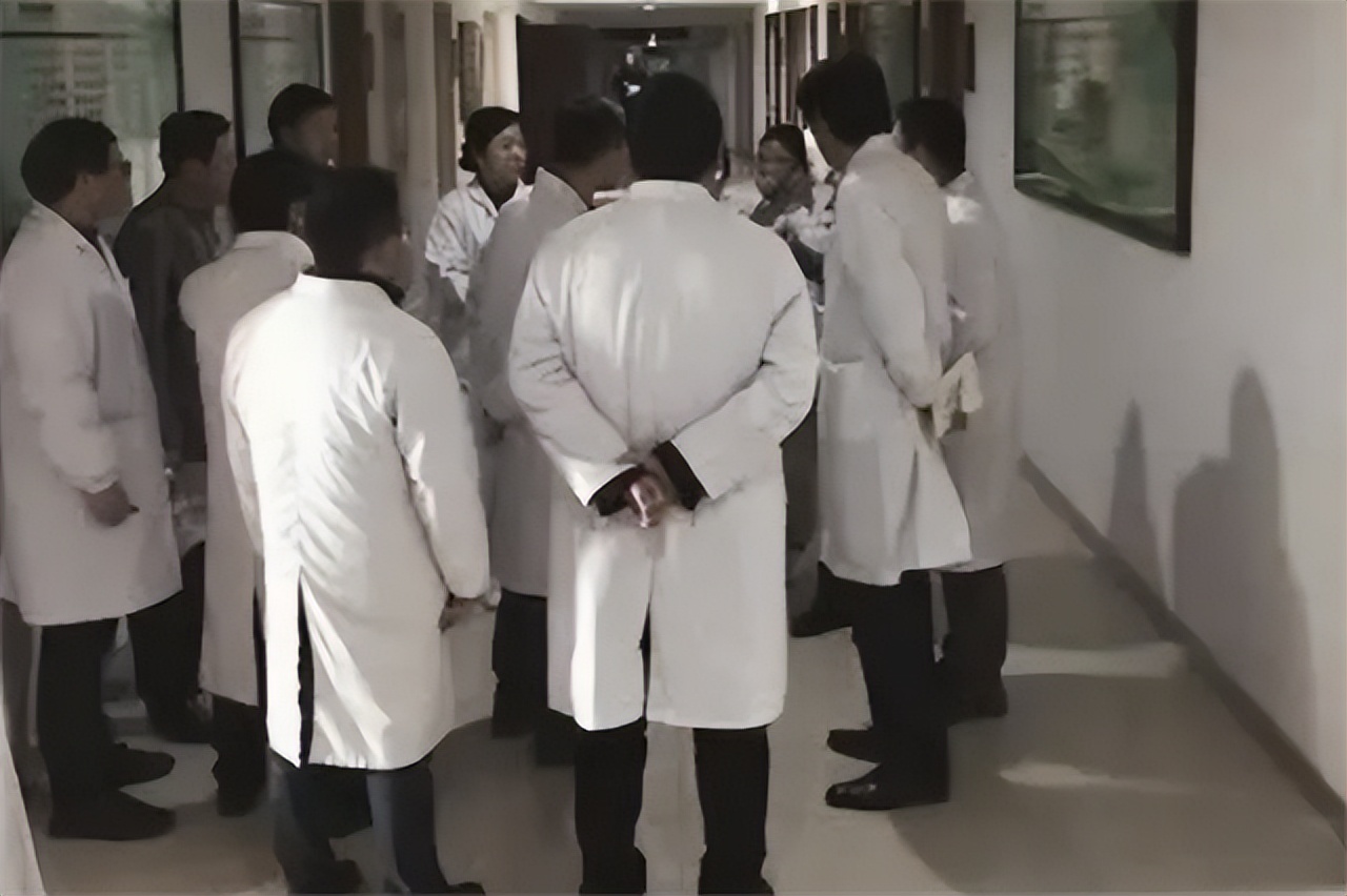 男子意外烧伤用蛆来治疗后续,小伙双腿被烧伤医生用蛆治疗