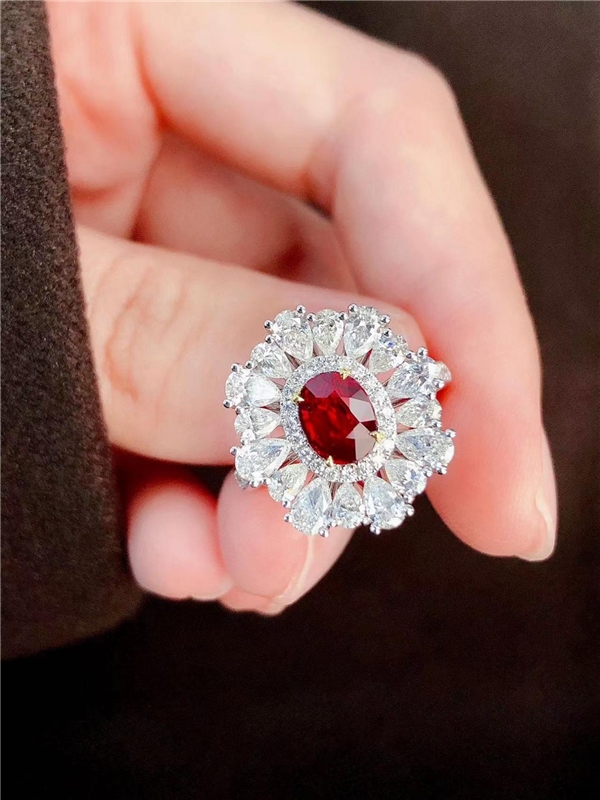 金盈丰珠宝让您拥有一个独一无二的珠宝选择