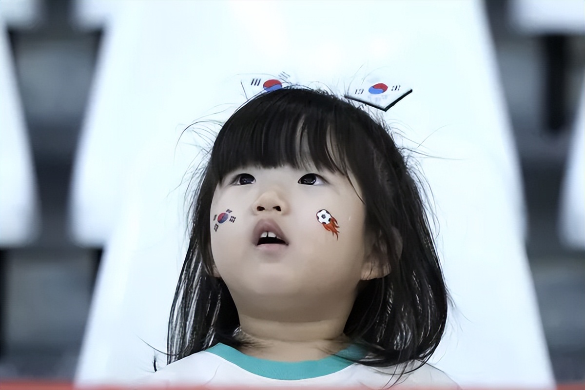 卡塔尔世界杯让人惊艳的美女,卡塔尔世界杯赛场球迷疯狂瞬间