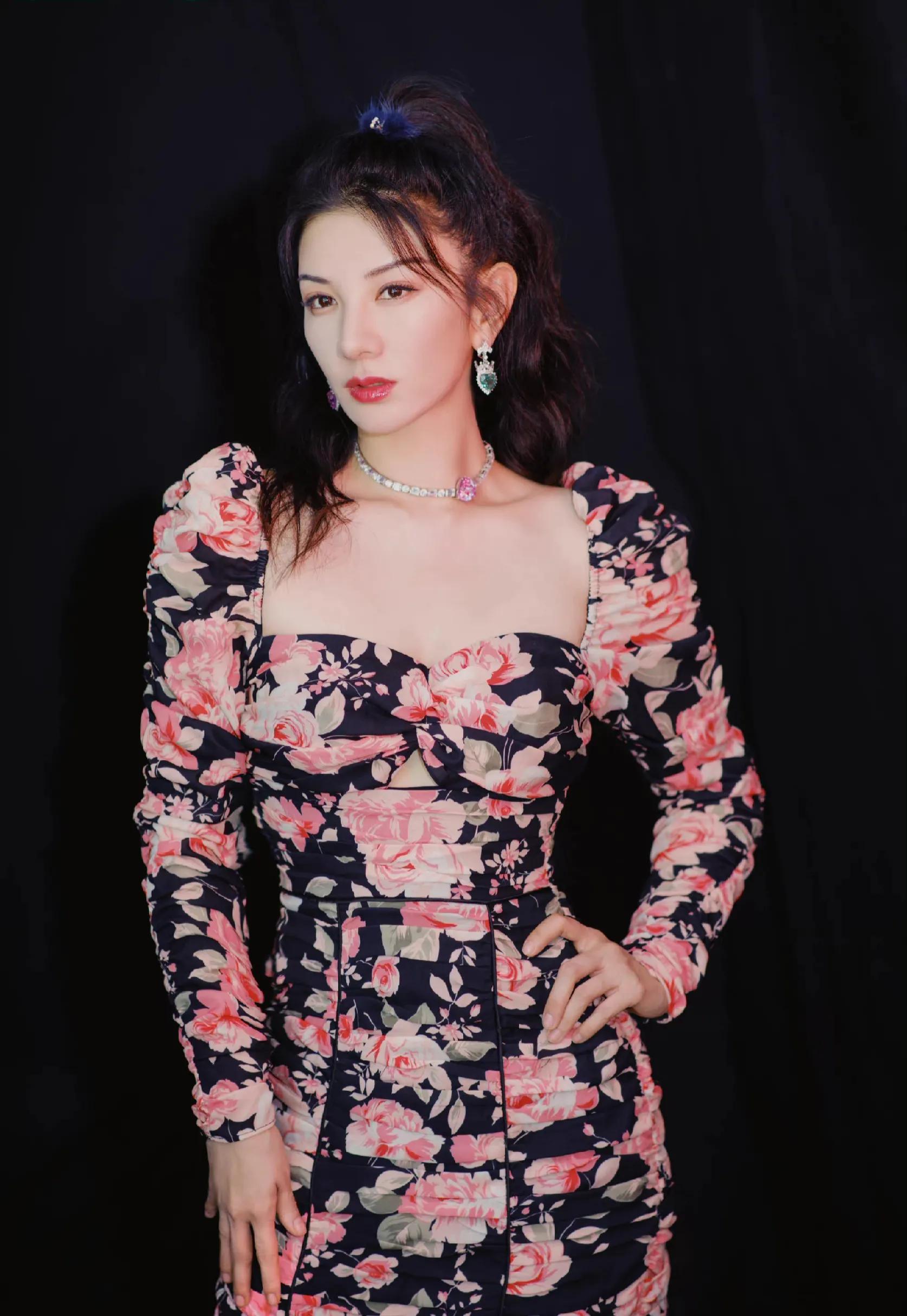 黄奕穿丝绒裙图片,黄奕穿灰红色丝绸裙子