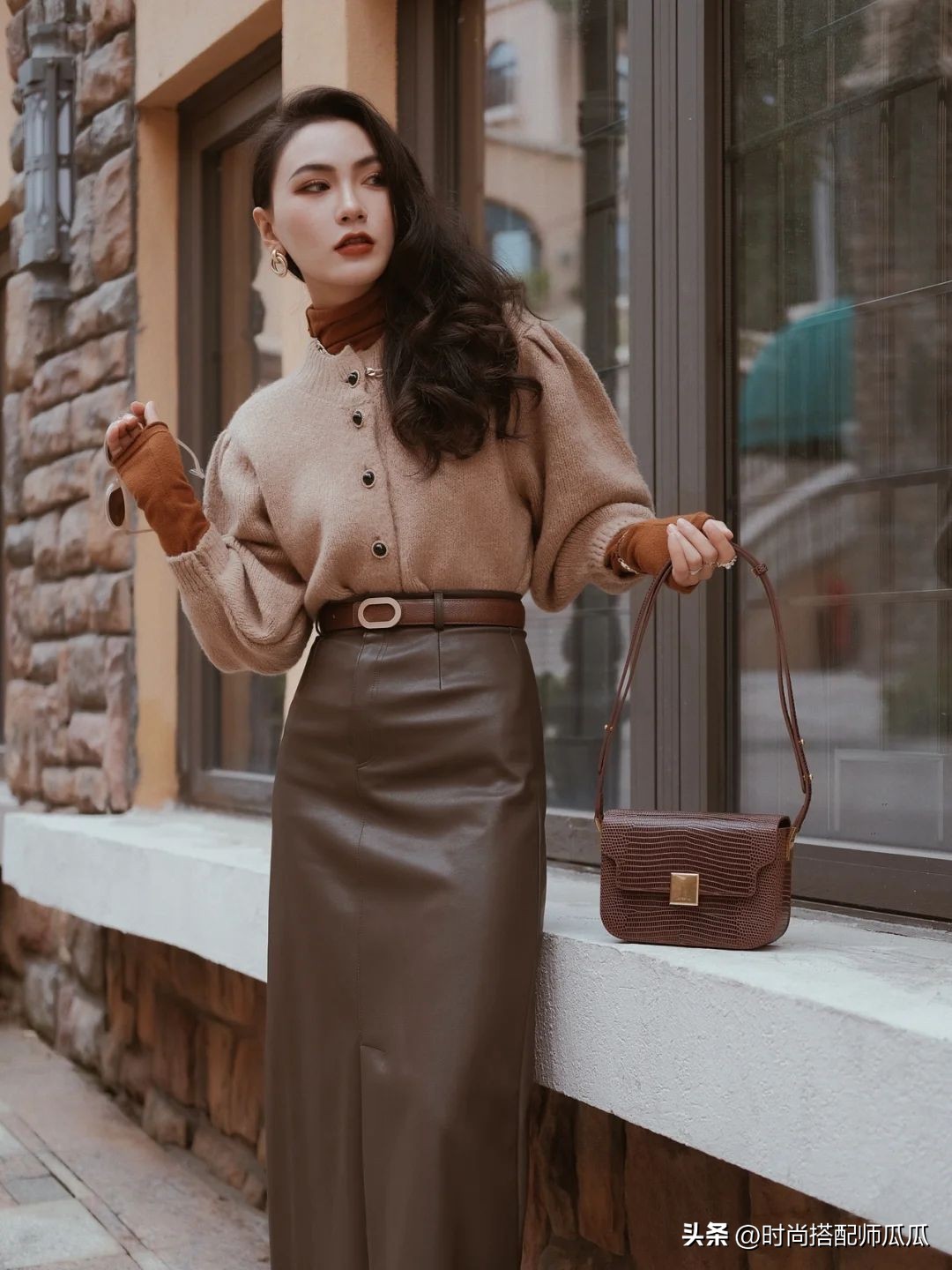 皮肤偏黑的女生穿什么颜色好看,皮肤偏黄的女性适合穿什么颜色