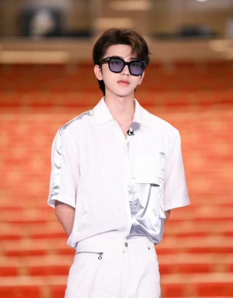 蔡徐坤人设崩塌会影响什么,人生中最黑暗的时刻蔡徐坤