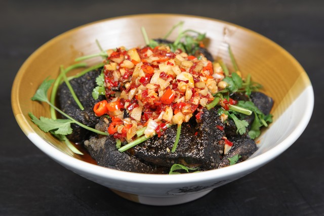 夫妻地摊卖臭豆腐日营业额9000元,摆摊卖臭豆腐一年能赚多少钱