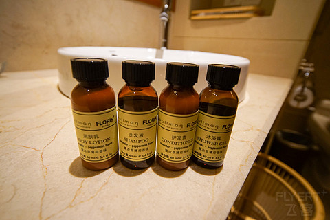 飞雪迎春山花烂漫,飞雪迎春绽玉蕊