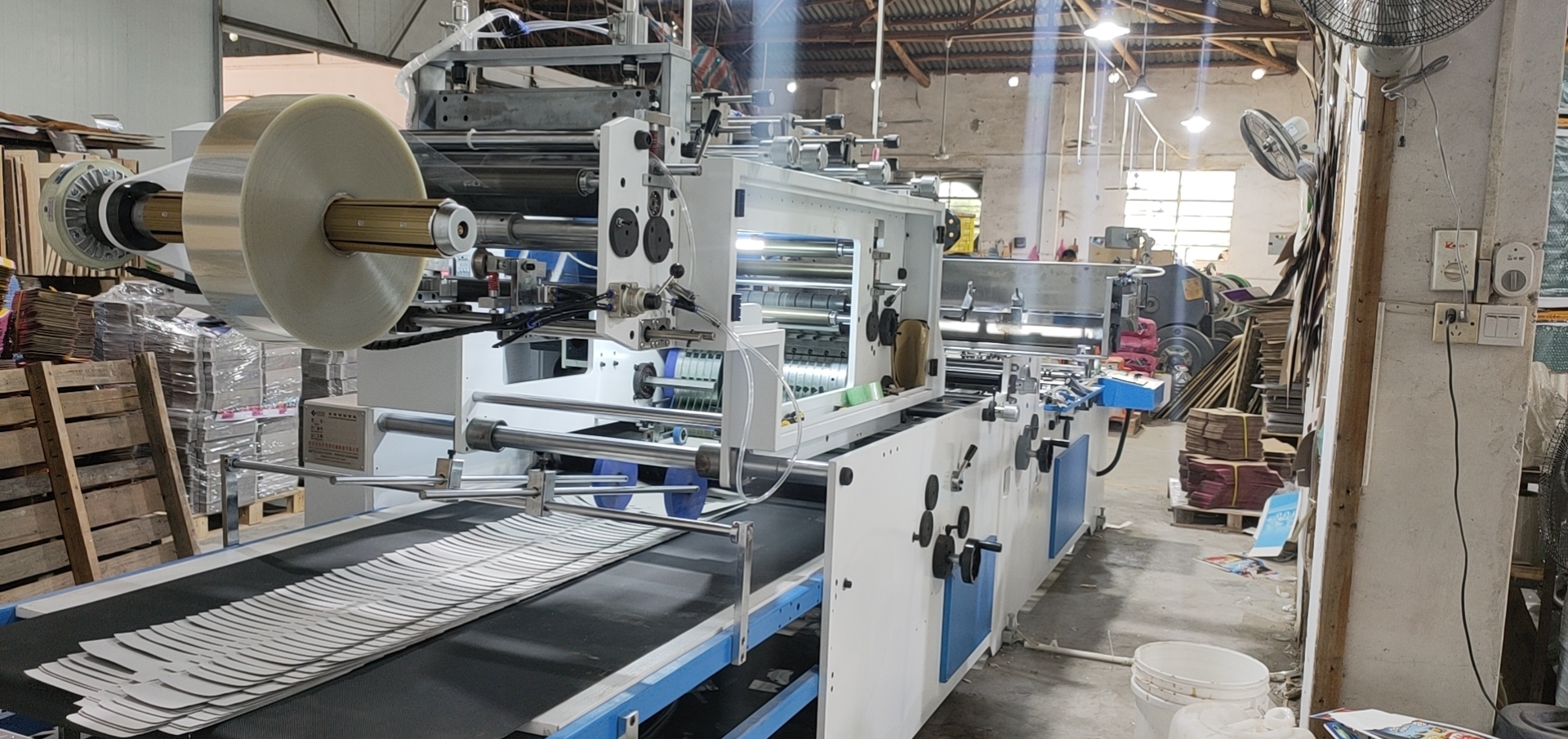 江苏新型半自动贴窗机哪个品牌好,贴窗机全自动