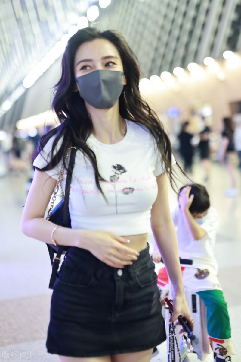 baby罕见穿露脐装上台,baby短裙现身机场