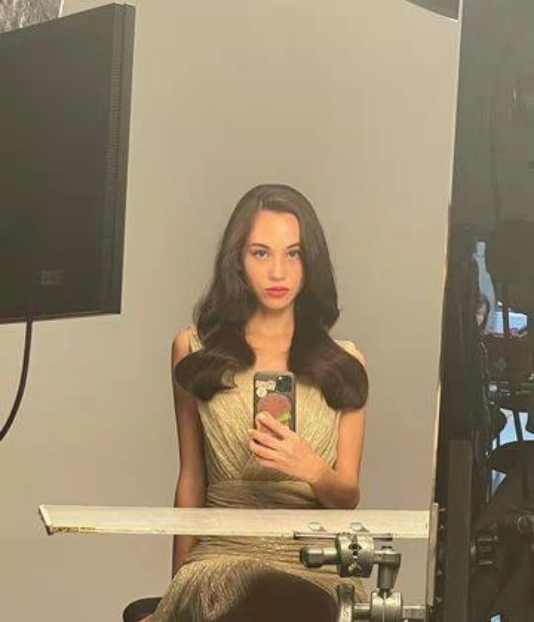 水原希子坦言曾被要求露体毛，拍戏时不被尊重，制片人摸女性大腿