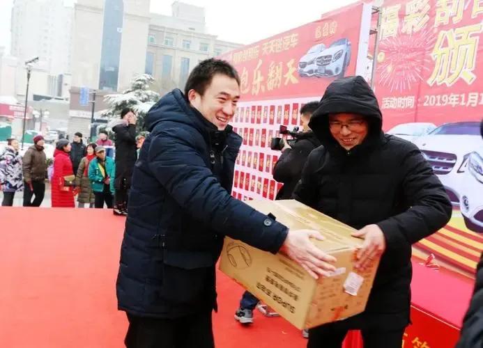 拾荒男子研究彩票视频,拾荒男子桥洞研究彩票